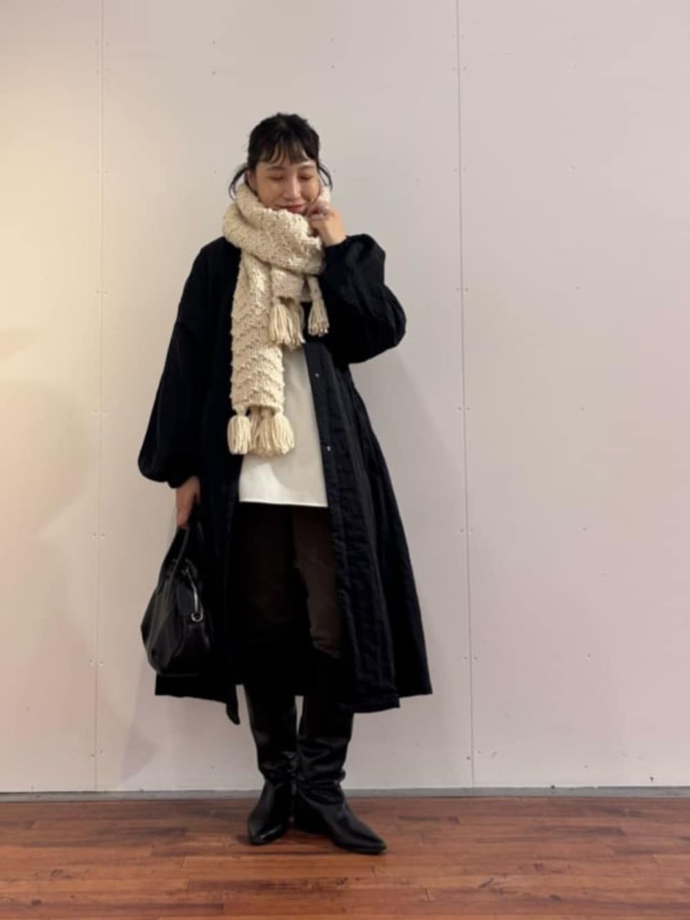 ブラック系のその他アウター、ブラック系のトートバッグ、グリーン系のその他パンツを着用したレディースの秋コーディネートの1枚目の写真