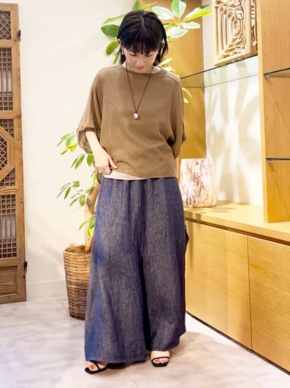 イエロー系のTシャツ/カットソー、シルバー系のリングを着用したレディースの夏コーディネートの1枚目の写真