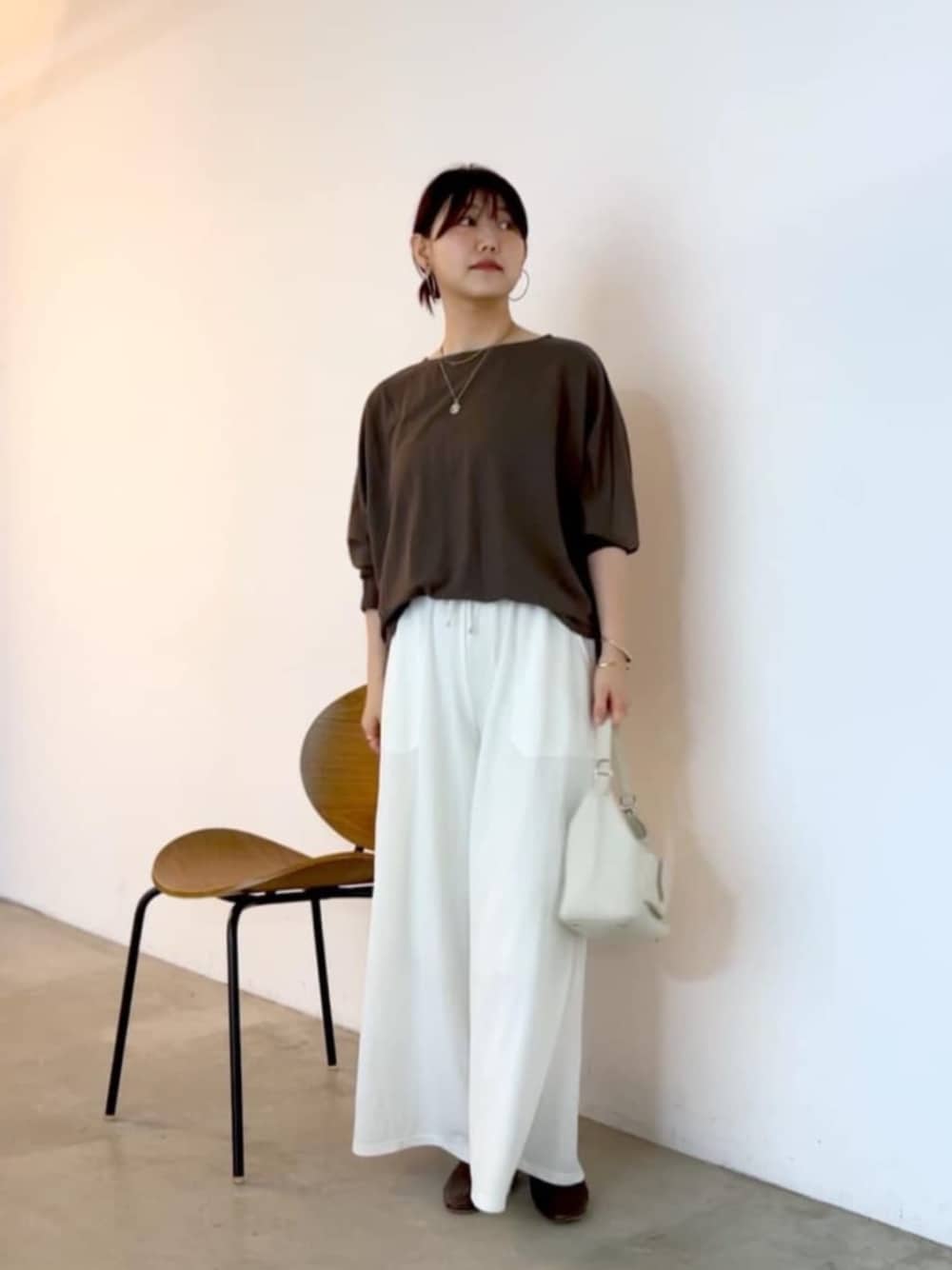 ホワイト系のベスト、ホワイト系のTシャツ/カットソーを着用したレディースの夏コーディネートの1枚目の写真