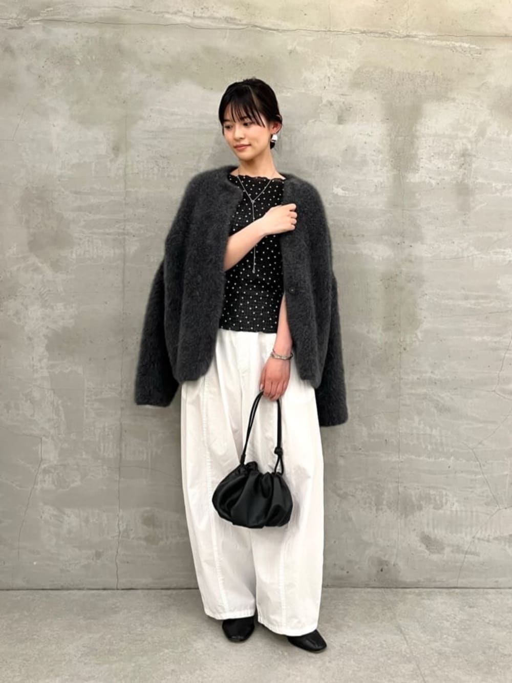 ホワイト系のその他パンツ、グレー系のその他アウター、ブラック系のTシャツ/カットソーを着用したレディースの夏コーディネートの1枚目の写真