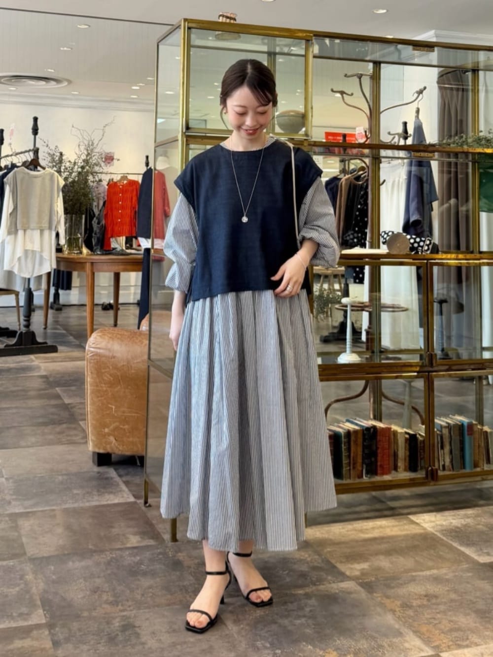 ブルー系のシャツ/ブラウス、ブルー系のワンピースを着用したレディースの春コーディネートの1枚目の写真