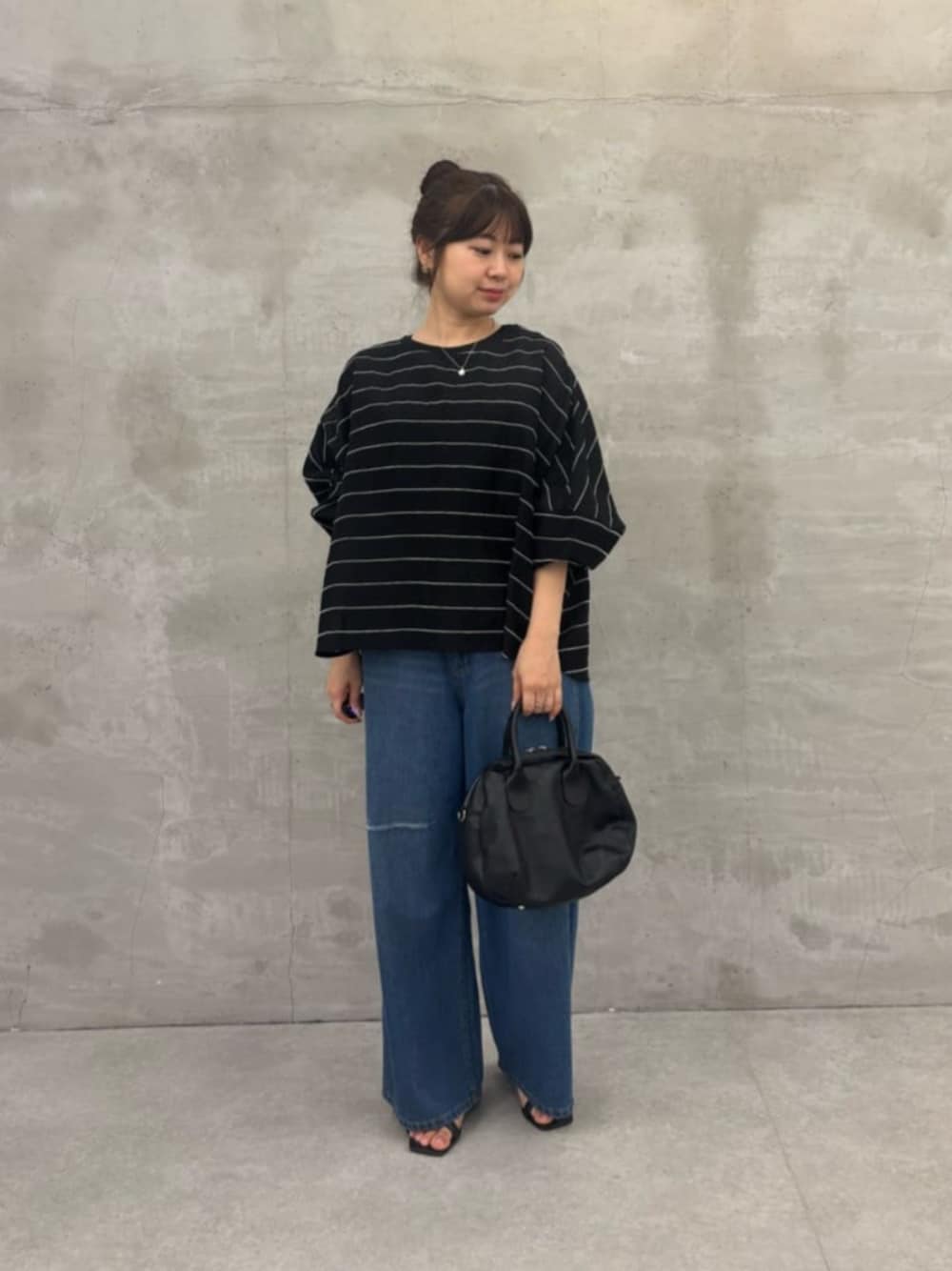 ブラック系のボストンバッグ、ブルー系のその他パンツ、ブラック系のシャツ/ブラウスを着用したレディースの春コーディネートの1枚目の写真