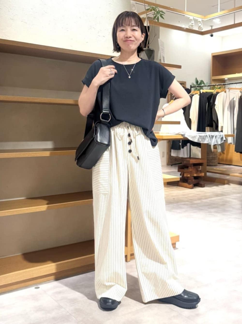 「BEARDSLEY、ビアズリー、体型カバー、ゆったり」｜「BEARDSLEYのレザーリングボディバッグ（ショルダーバッグ、ブラック系）」を使った、BEARDSLEYさん（骨格ウェーブ・レディース・160cm）の夏コーディネートの1枚目の写真