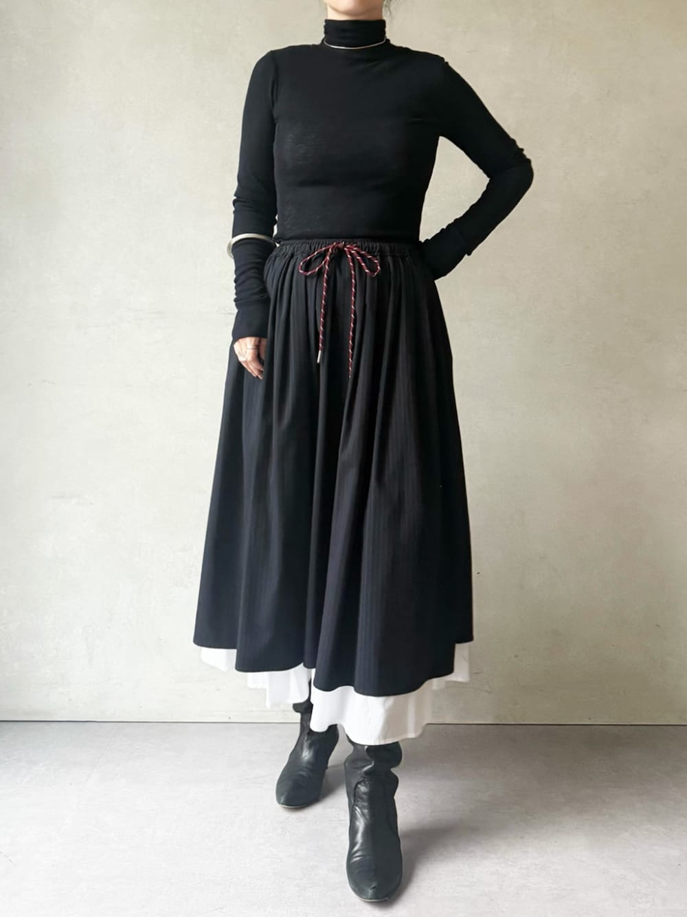 ブルー系のスカートを着用したレディースの冬コーディネートの1枚目の写真