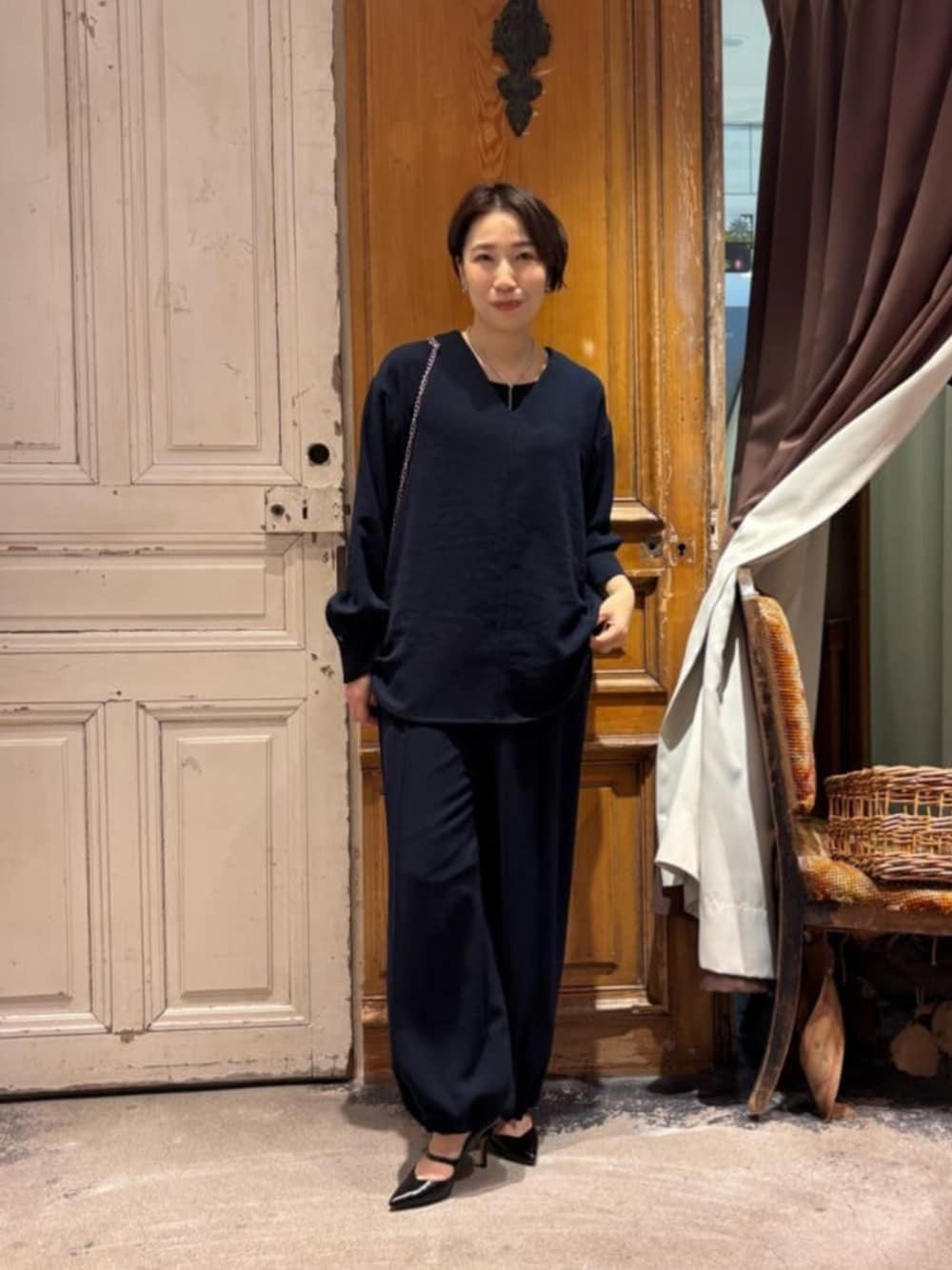 ブルー系のシャツ/ブラウス、ブルー系のその他パンツを着用したレディースの冬コーディネートの1枚目の写真