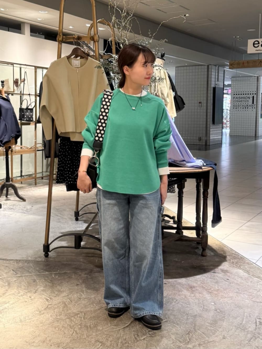 ホワイト系のシャツ/ブラウス、ブラック系のショルダーバッグ、ブルー系のその他パンツを着用したレディースの春コーディネートの1枚目の写真