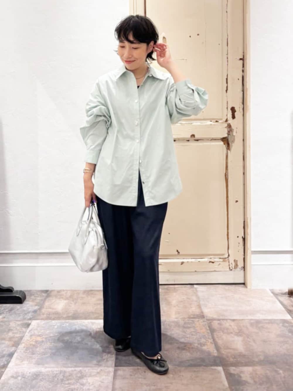 ブルー系のその他パンツ、グリーン系のシャツ/ブラウス、シルバー系のボストンバッグを着用したレディースの夏コーディネートの1枚目の写真