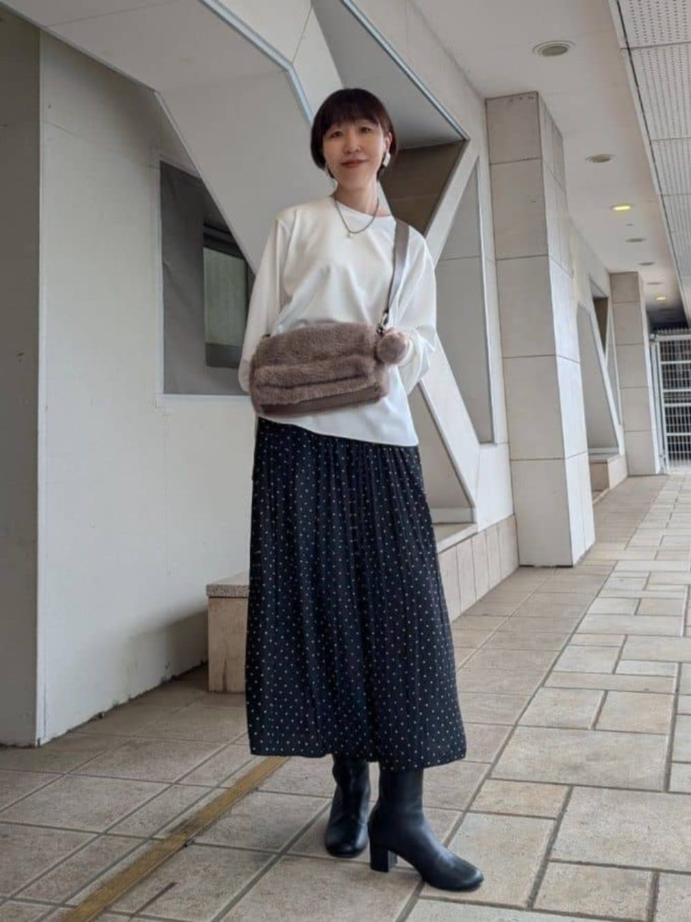 ホワイト系のシャツ/ブラウス、ブラック系のその他パンツを着用したレディースの秋コーディネートの1枚目の写真
