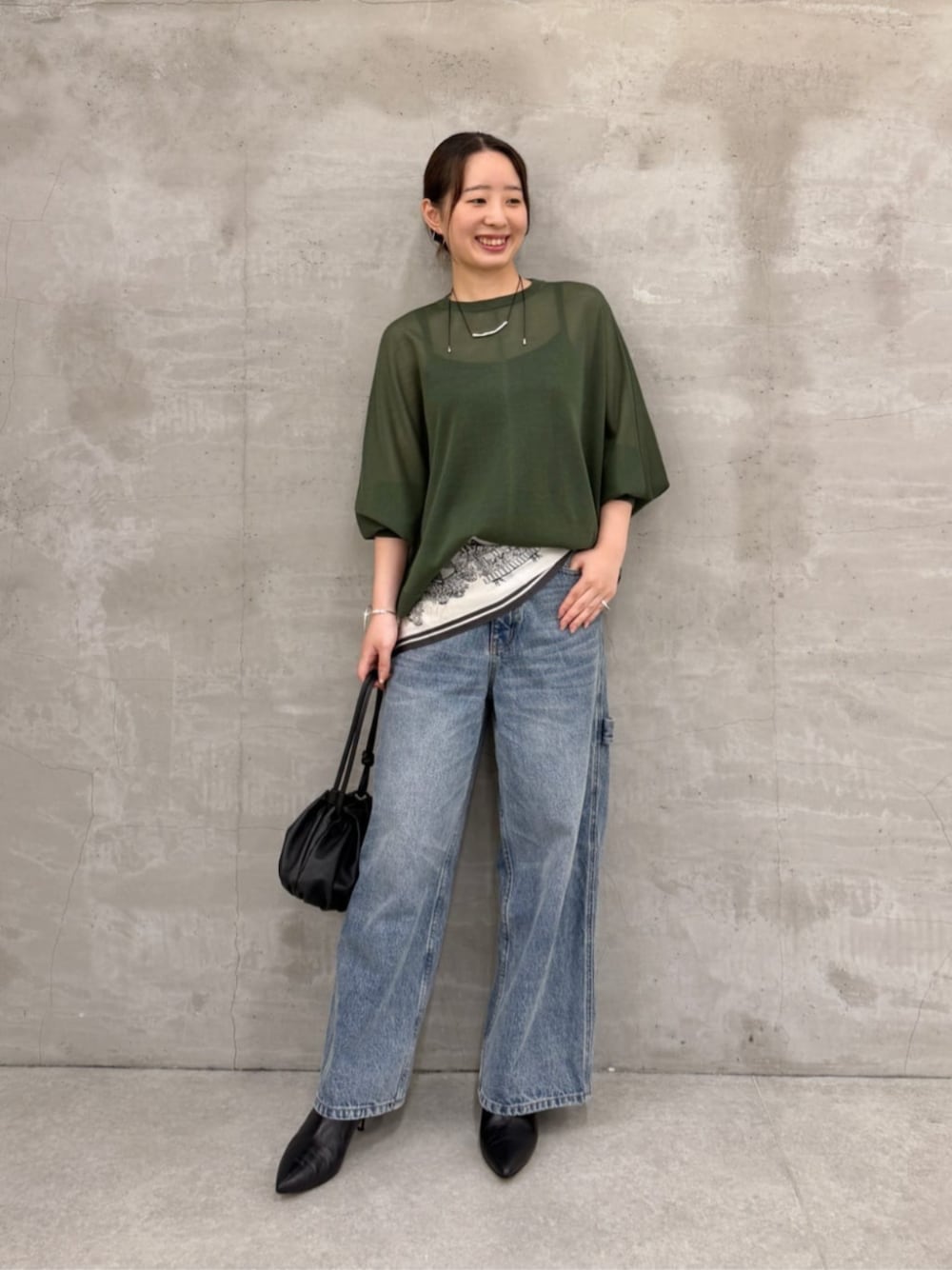 ブルー系のその他パンツ、グリーン系のニット/セーターを着用したレディースの夏コーディネートの1枚目の写真