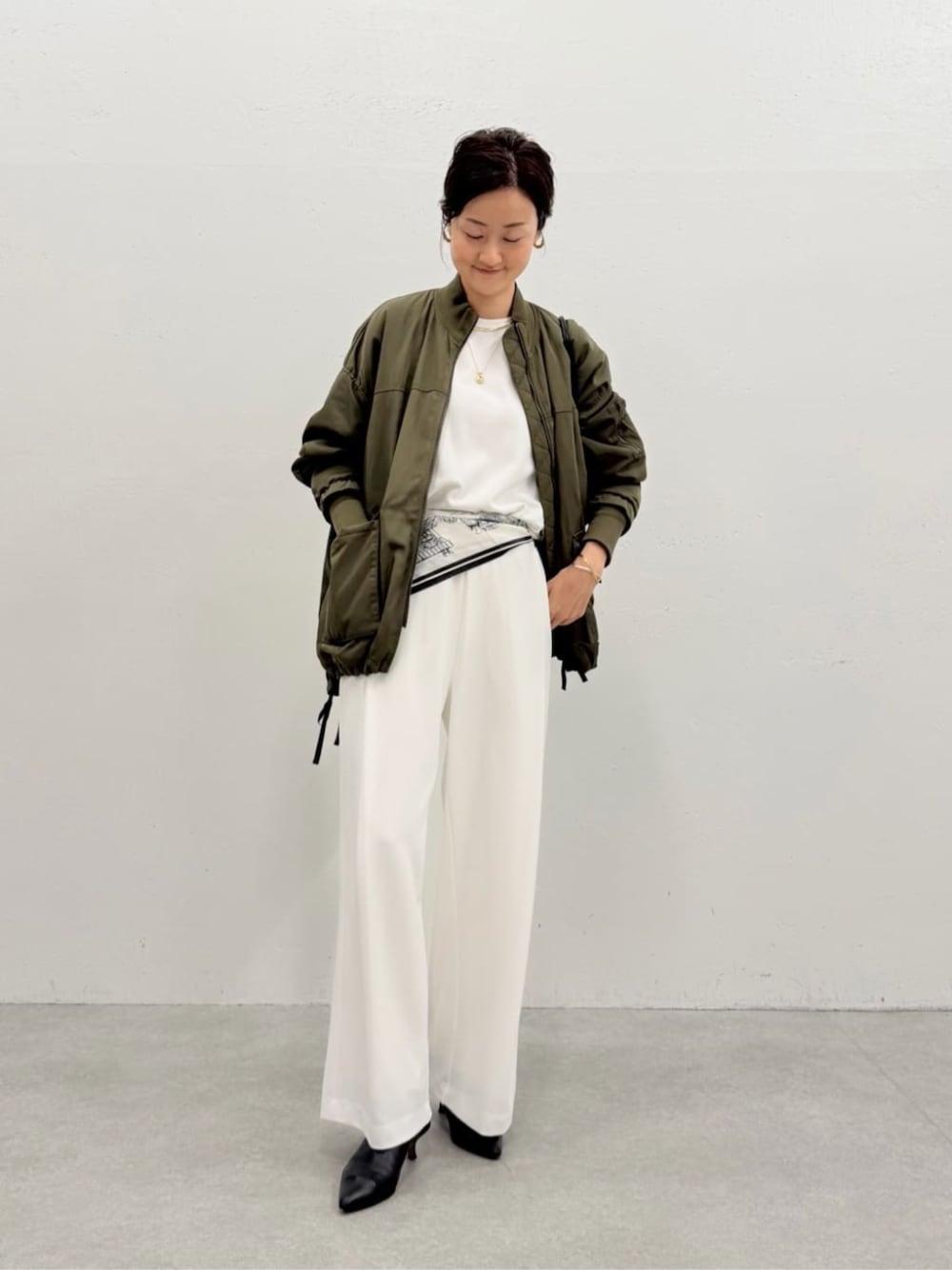 グリーン系のMA-1、ホワイト系のその他パンツを着用したレディースの夏コーディネートの1枚目の写真