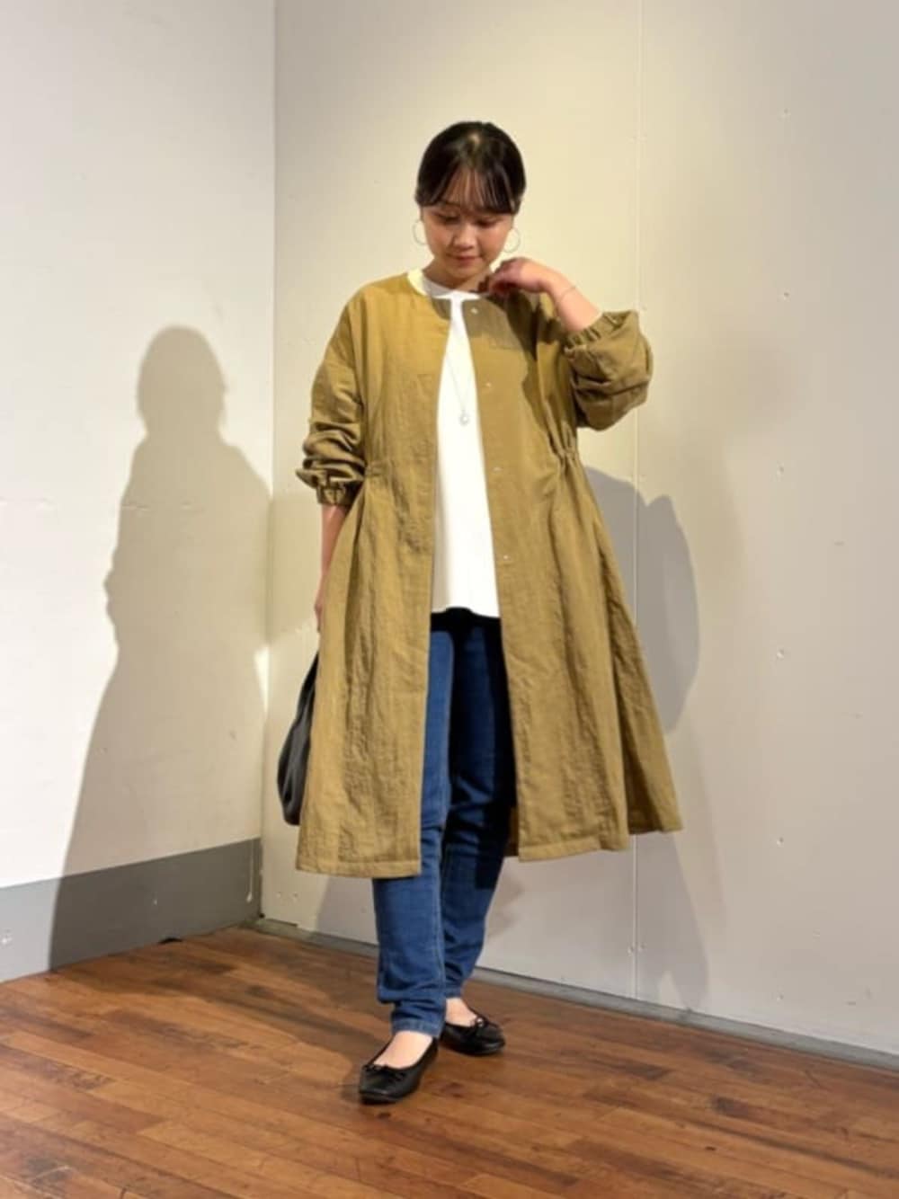 ブルー系のデニムパンツ、イエロー系のその他アウターを着用したレディースの夏コーディネートの1枚目の写真