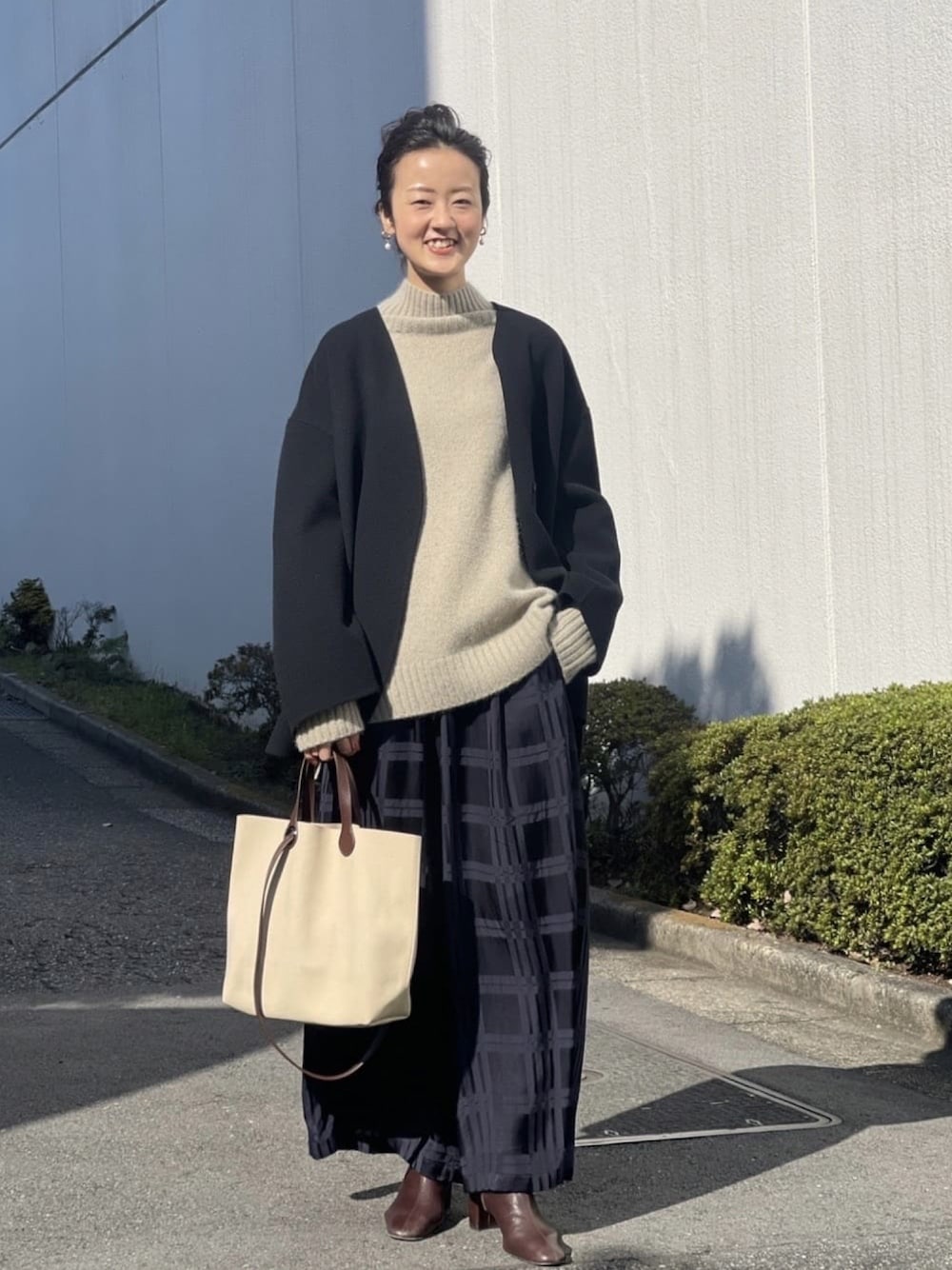 ブルー系のその他パンツ、グリーン系のニット/セーター、ベージュ系のショルダーバッグを着用したレディースの秋コーディネートの1枚目の写真