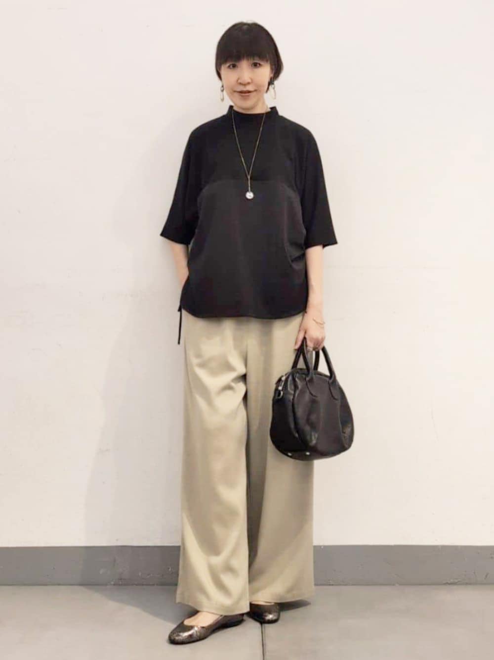 「BEARDSLEY、ビアズリー、体型カバー、ゆったり」｜「BEARDSLEYの《新色予約開始》マルチウエストリブパンツ（その他パンツ、ベージュ系）」を使った、BEARDSLEYさん（骨格ウェーブ・レディース・164cm）の夏コーディネートの1枚目の写真