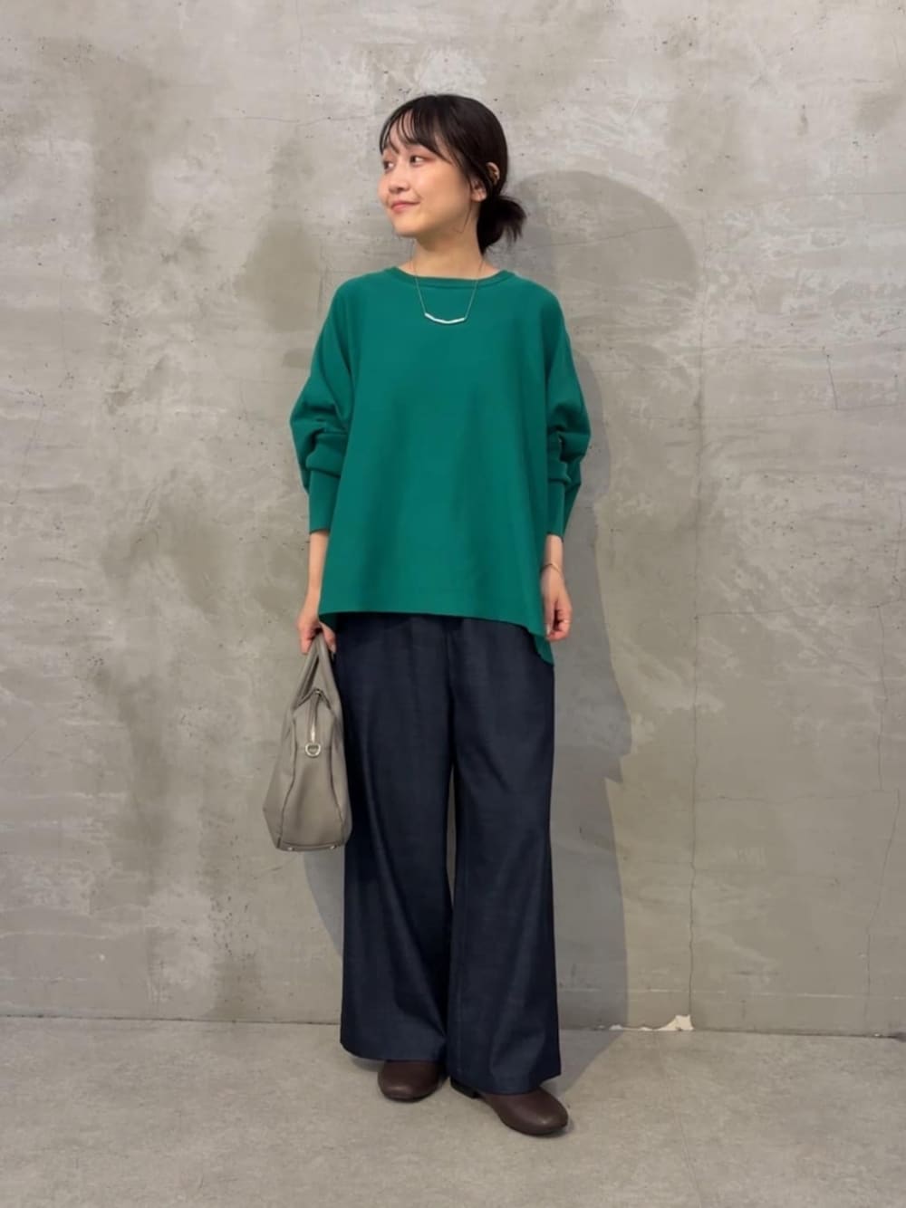 ブルー系のその他パンツ、グリーン系のニット/セーターを着用したレディースの夏コーディネートの1枚目の写真