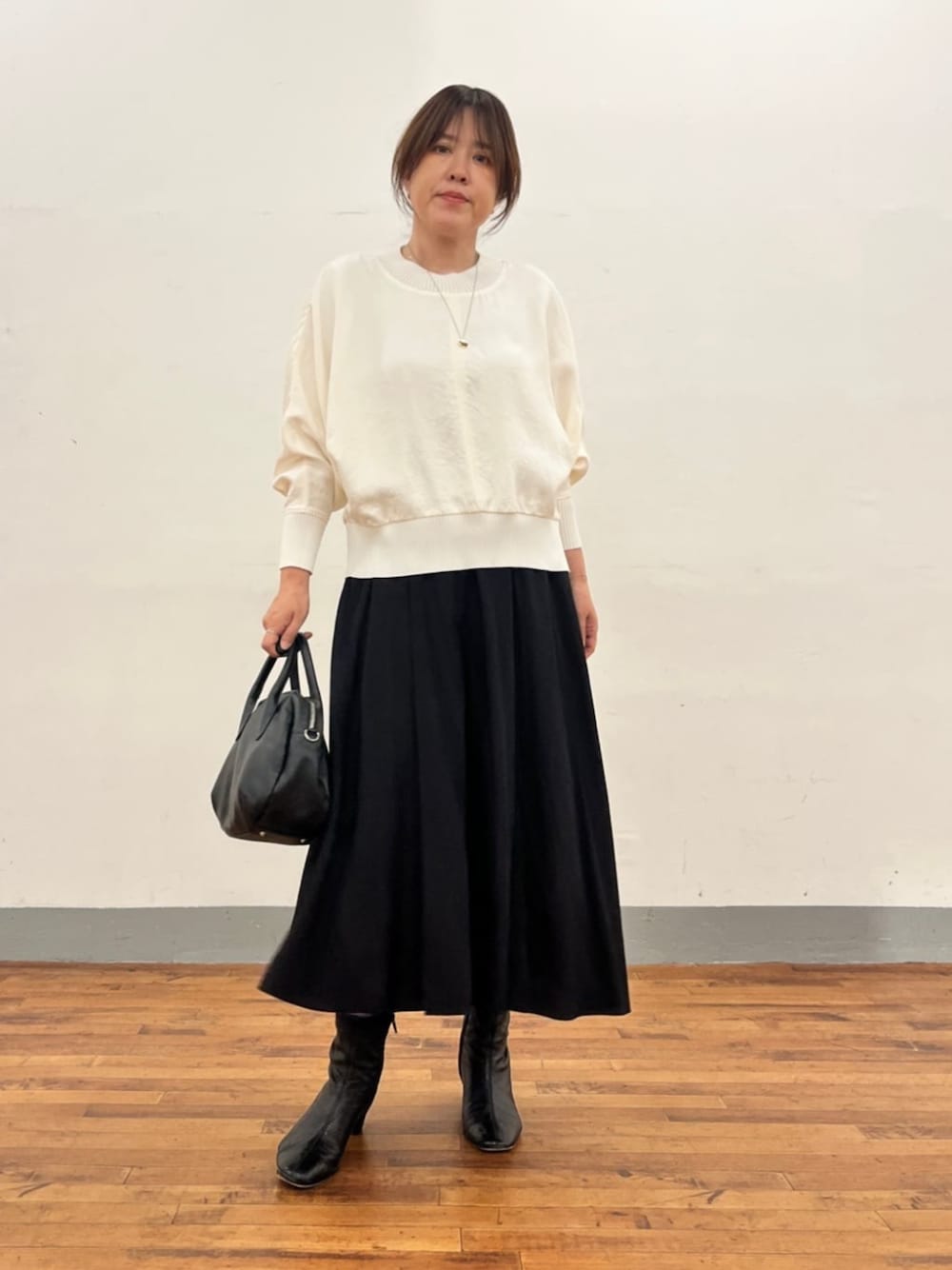 ブラック系のその他パンツ、ホワイト系のシャツ/ブラウスを着用したレディースの夏コーディネートの1枚目の写真