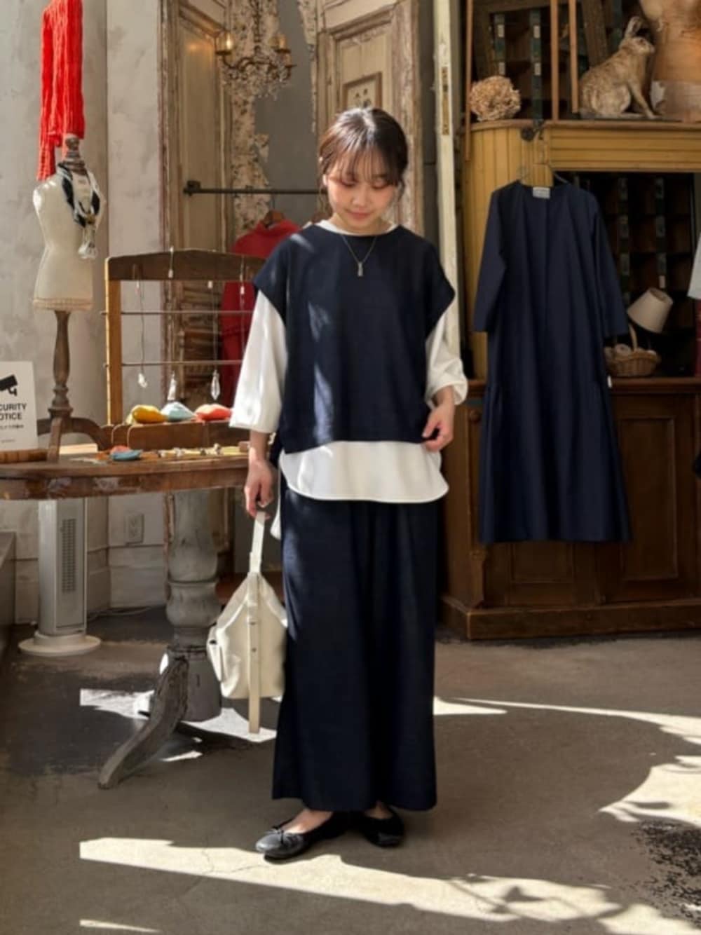 ブルー系のシャツ/ブラウス、ブルー系のその他パンツ、ホワイト系のシャツ/ブラウスを着用したレディースの春コーディネートの1枚目の写真