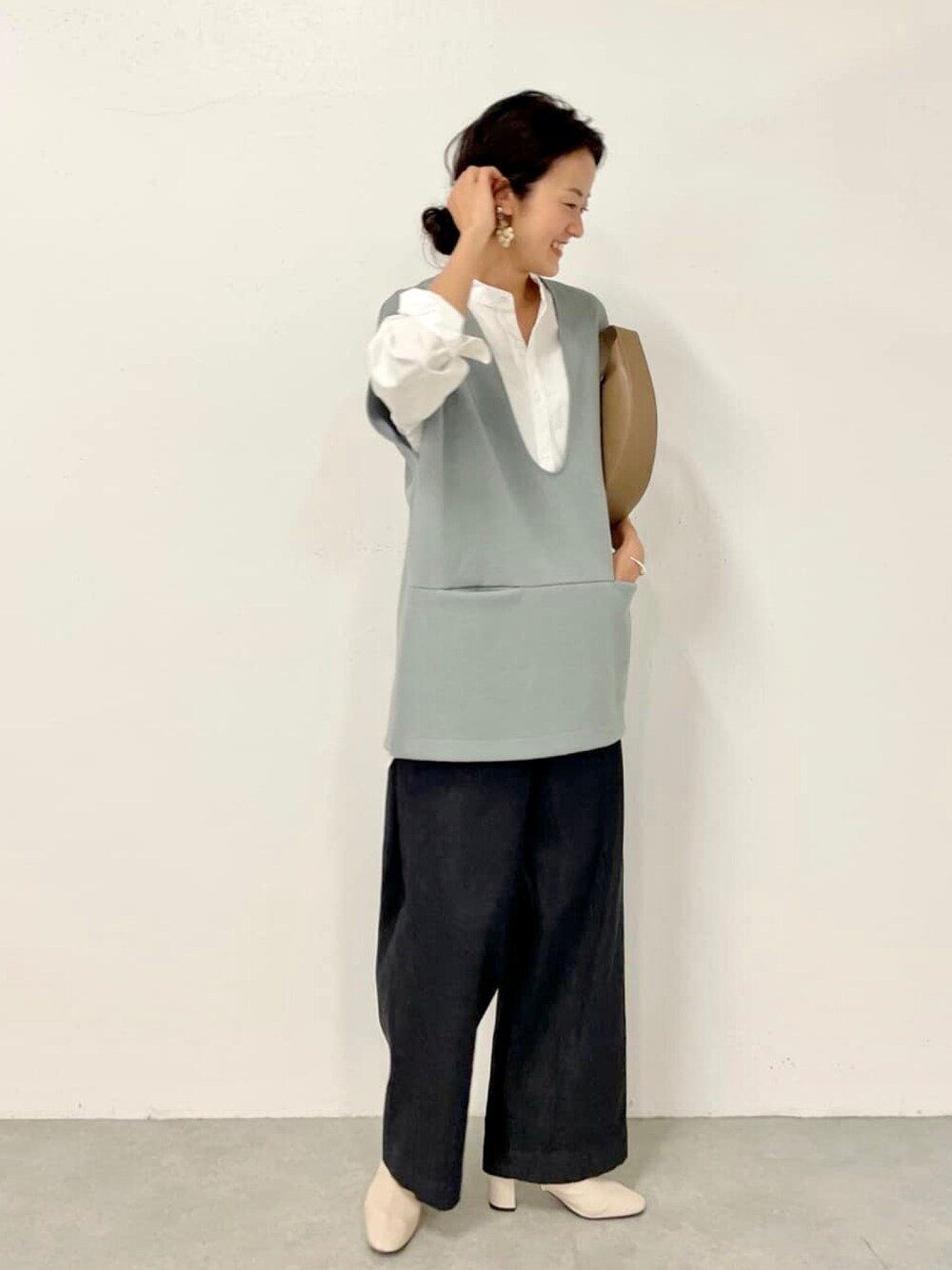 グリーン系のTシャツ/カットソー、ブルー系のデニムパンツを着用したレディースの夏コーディネートの1枚目の写真