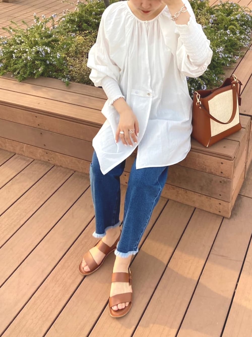 ホワイト系のシャツ/ブラウス、ブルー系のその他パンツ、ベージュ系のトートバッグを着用したレディースの春コーディネートの2枚目の写真