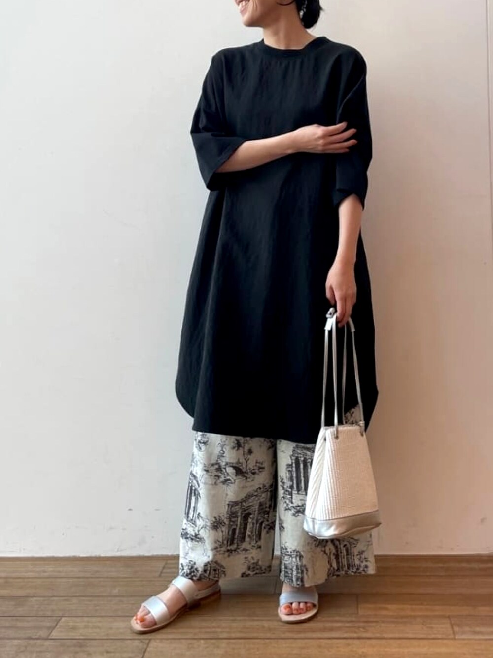 「レイヤードスタイル、休日スタイル、チュニック、パンツスタイル、リラックススタイル、ootd、ゆったりコーデ、高身長女子、オトナ女子」｜「BEARDSLEYのアンティークプリントパンツ（その他パンツ、グレー系）」を使った、BEARDSLEYさん（レディース・163cm）の春コーディネートの1枚目の写真
