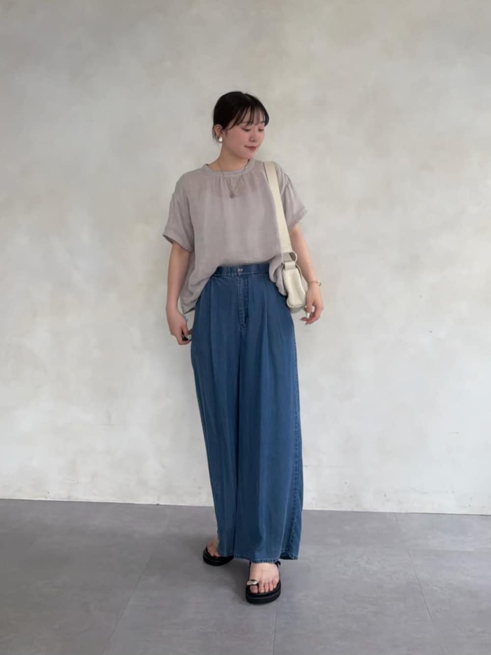 ホワイト系のショルダーバッグ、ブルー系のその他パンツ、グレー系のシャツ/ブラウスを着用したレディースの春コーディネートの1枚目の写真