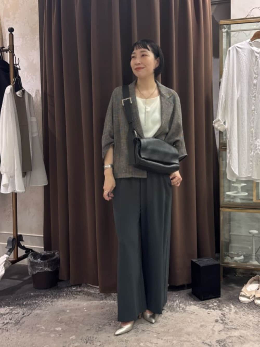 グレー系のその他パンツ、ブラック系のショルダーバッグ、ベージュ系のテーラードジャケットを着用したレディースの春コーディネートの1枚目の写真