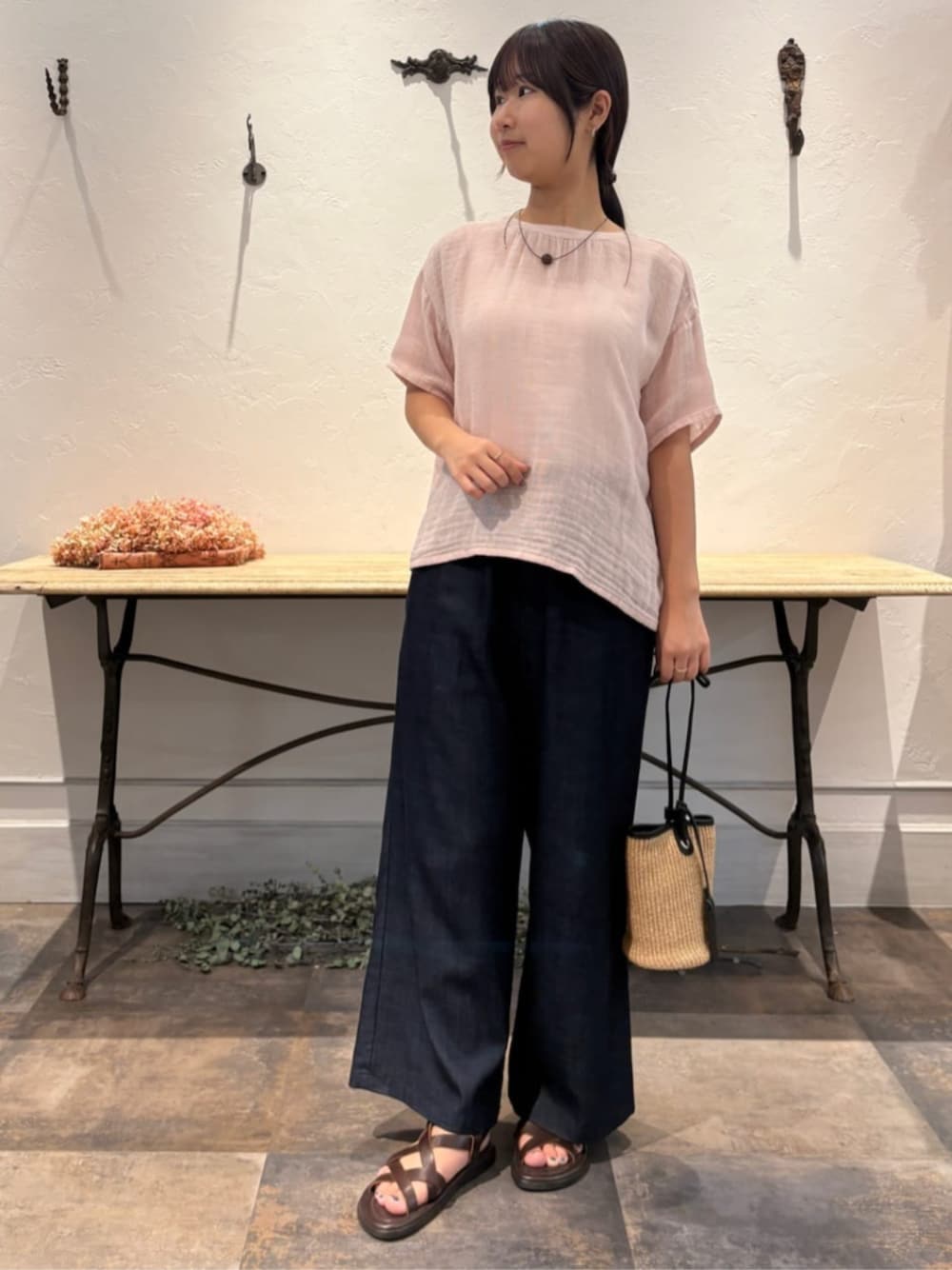 ブルー系のその他パンツ、ピンク系のシャツ/ブラウスを着用したレディースの春コーディネートの1枚目の写真