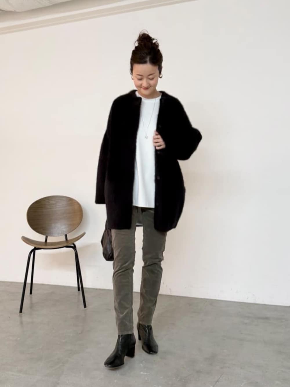 グリーン系のその他パンツ、ホワイト系のシャツ/ブラウス、ブラック系のその他アウターを着用したレディースの秋コーディネートの1枚目の写真