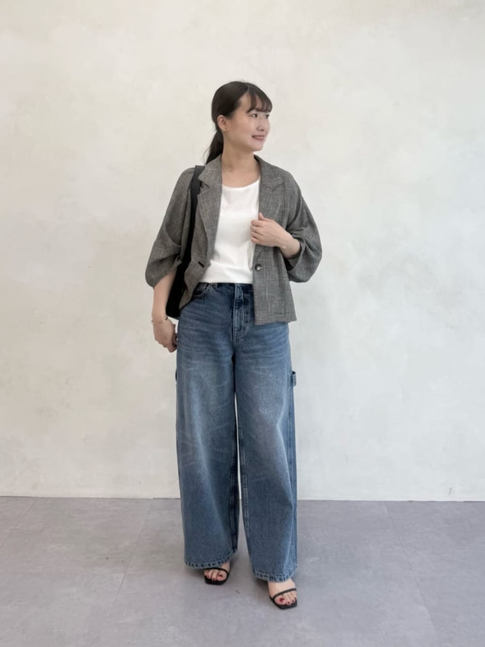 ブルー系のその他パンツ、ホワイト系のシャツ/ブラウス、ベージュ系のテーラードジャケットを着用したレディースの春コーディネートの1枚目の写真