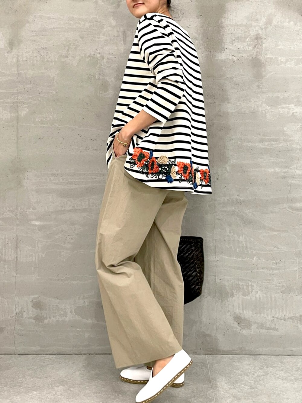 ホワイト系のTシャツ/カットソー、ベージュ系のその他パンツを着用したレディースの春コーディネートの1枚目の写真