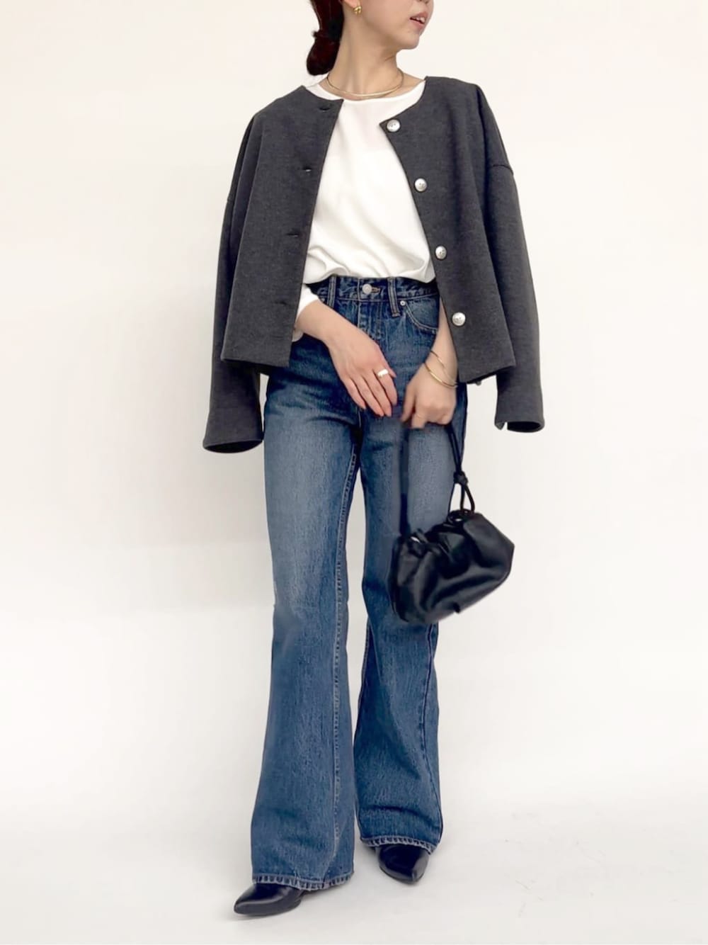 ブラック系のショルダーバッグ、ホワイト系のシャツ/ブラウス、ブルー系のデニムパンツを着用したレディースの夏コーディネートの1枚目の写真