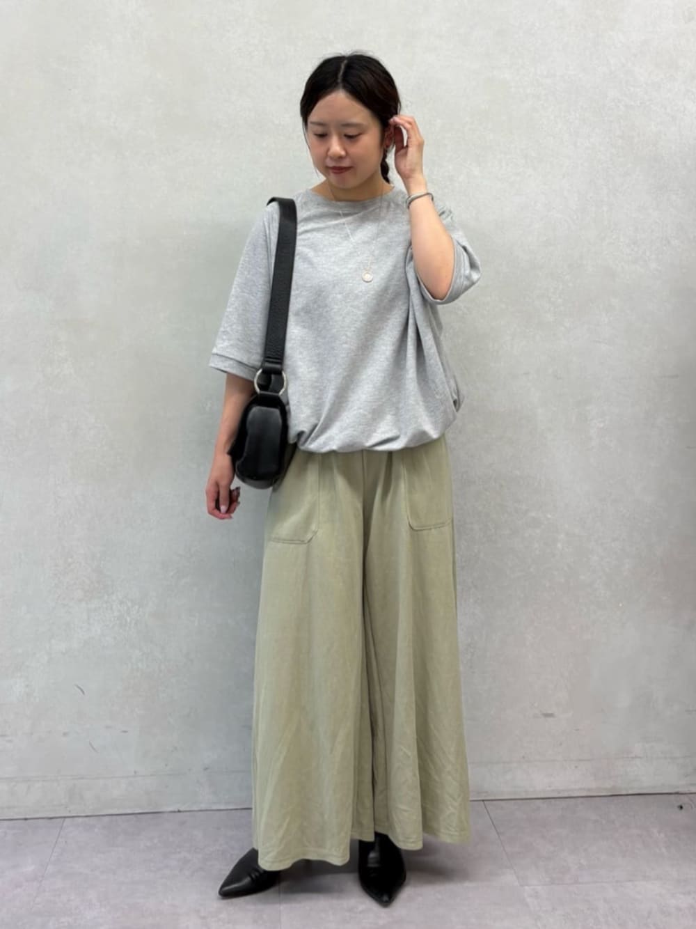 グリーン系のその他パンツ、グレー系のTシャツ/カットソーを着用したレディースの夏コーディネートの1枚目の写真