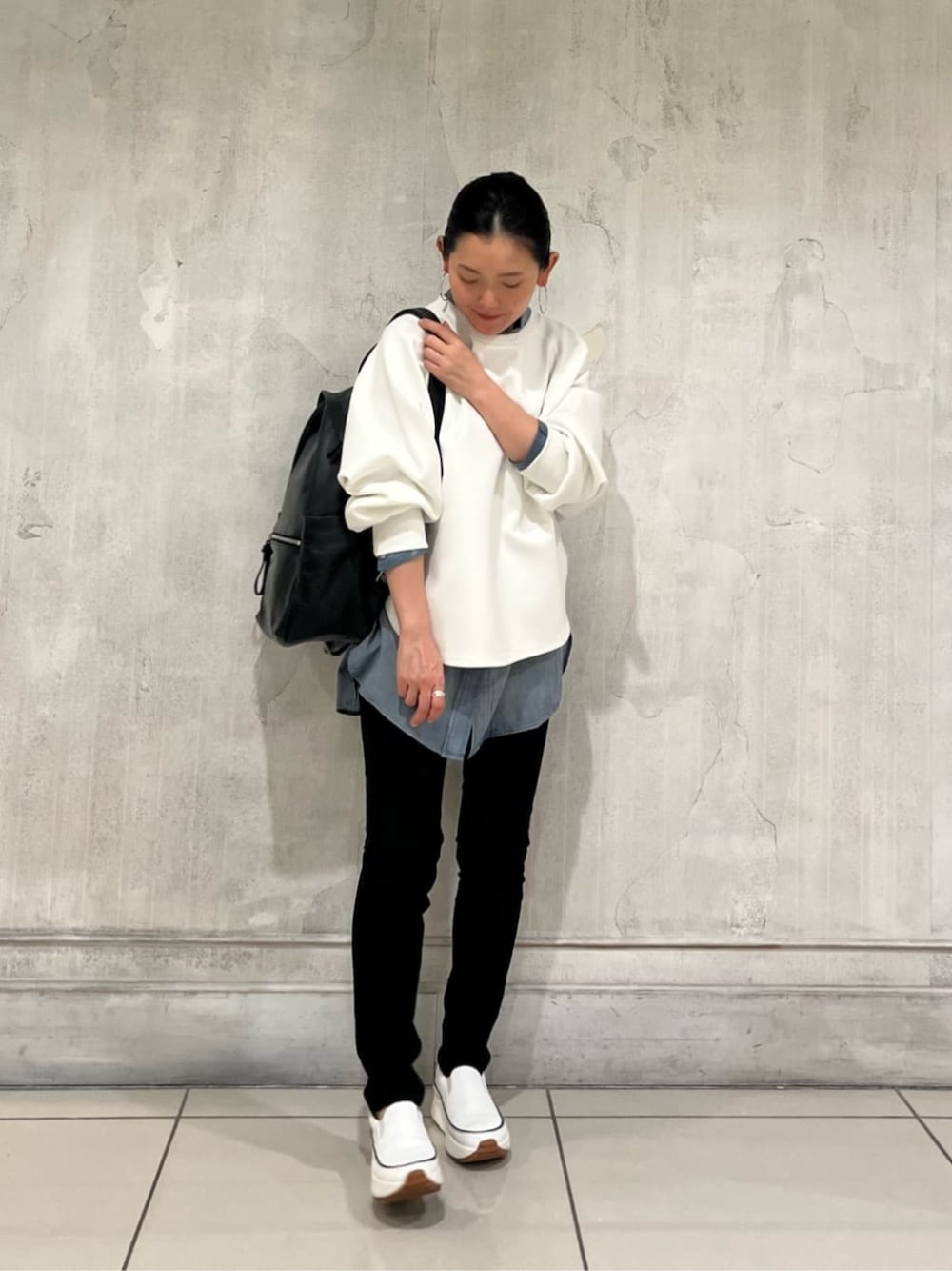 ブルー系のシャツ/ブラウス、ホワイト系のスニーカー、ホワイト系のTシャツ/カットソーを着用したレディースの冬コーディネートの1枚目の写真