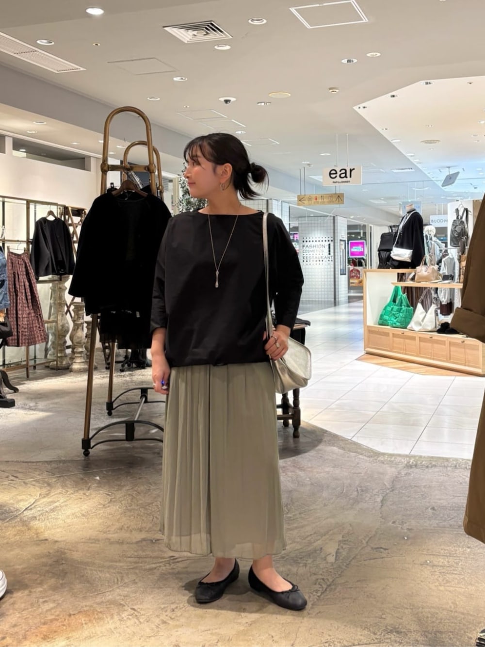 グリーン系のその他パンツ、シルバー系のトートバッグ、ブラック系のシャツ/ブラウスを着用したレディースの冬コーディネートの1枚目の写真