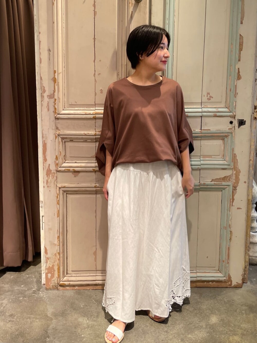 ブラウン系のTシャツ/カットソー、ホワイト系のその他パンツを着用したレディースの夏コーディネートの1枚目の写真