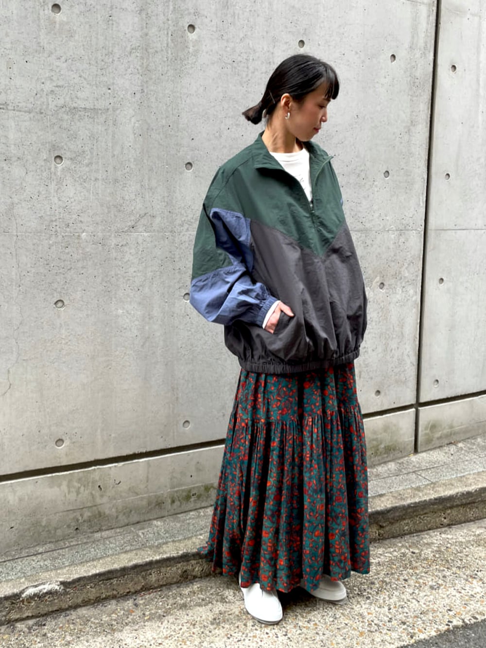 「ブルゾン、スニーカー、スカート、花柄、Tシャツ、ロングスカート、白スニーカー、ユニセックス、春アウター、春コーデ」｜「BEARDSLEYの《FRIPIER・ユニセックス》パッチワークスキッパーブルゾン（ブルゾン、グレー系）」を使った、BEARDSLEYさん（レディース・160cm）の冬コーディネートの1枚目の写真