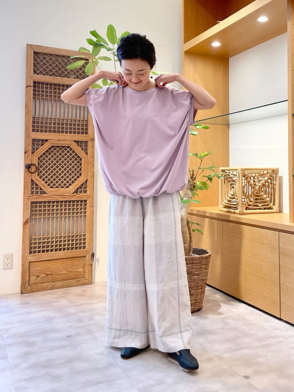 パープル系のTシャツ/カットソー、グレー系のその他パンツを着用したレディースの夏コーディネートの1枚目の写真