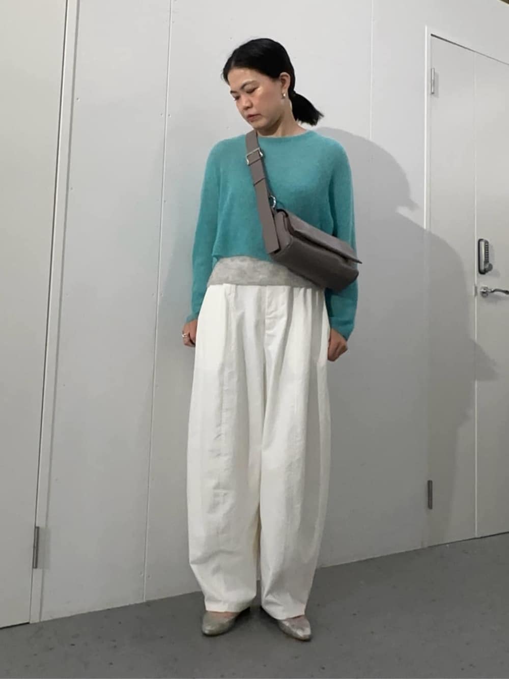 グレー系のショルダーバッグ、ブルー系のニット/セーター、ホワイト系のその他パンツを着用したレディースの夏コーディネートの1枚目の写真
