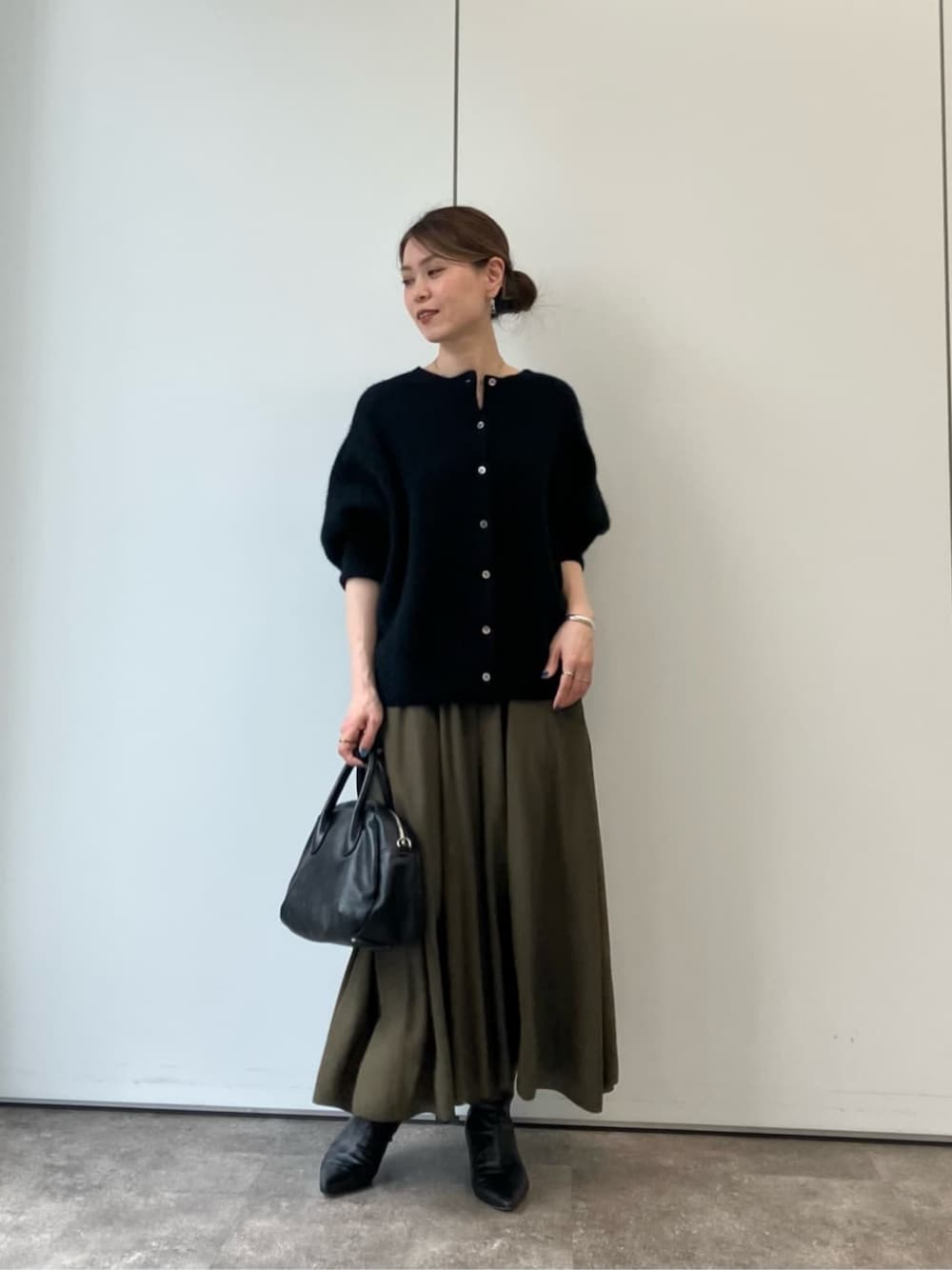 グリーン系のその他パンツ、ブラック系のニット/セーターを着用したレディースの夏コーディネートの1枚目の写真
