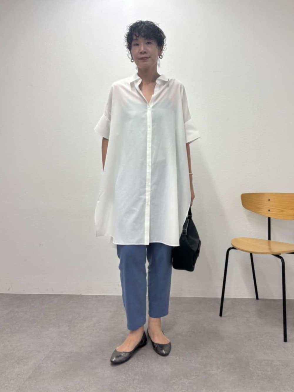 ブルー系のその他パンツ、ホワイト系のワンピースを着用したレディースの春コーディネートの1枚目の写真