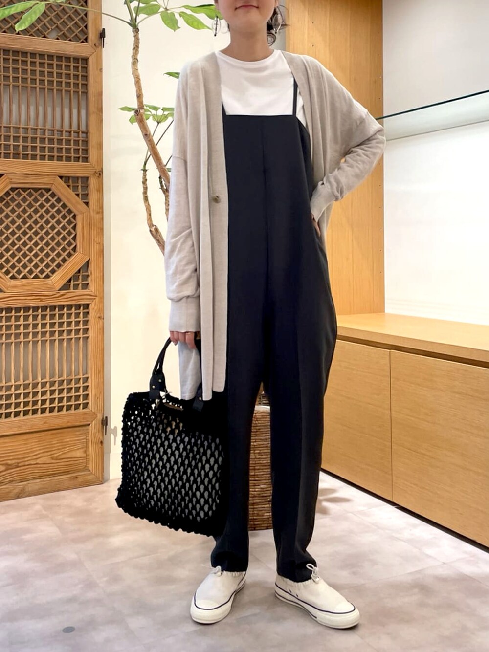 ベージュ系のカーディガン/ボレロ、グレー系のワンピース、ホワイト系のTシャツ/カットソーを着用したレディースの春コーディネートの1枚目の写真