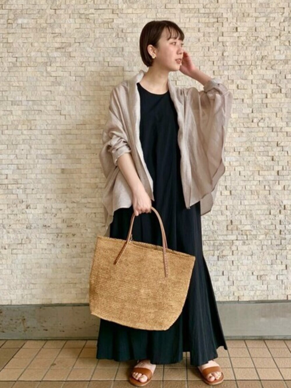 ピンク系のシャツ/ブラウス、ブラック系のワンピース、イエロー系のトートバッグを着用したレディースの夏コーディネートの1枚目の写真