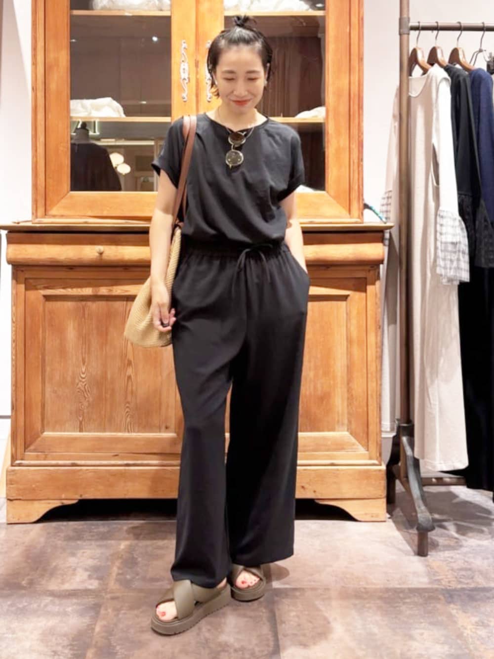 「夏コーデ、ゆったり、体型カバー、BEARDSLEY」｜「BEARDSLEYのストレッチジョーゼットブラウス（シャツ/ブラウス、グレー系）」を使った、BEARDSLEYさん（骨格ウェーブ・レディース・157cm）の夏コーディネートの1枚目の写真