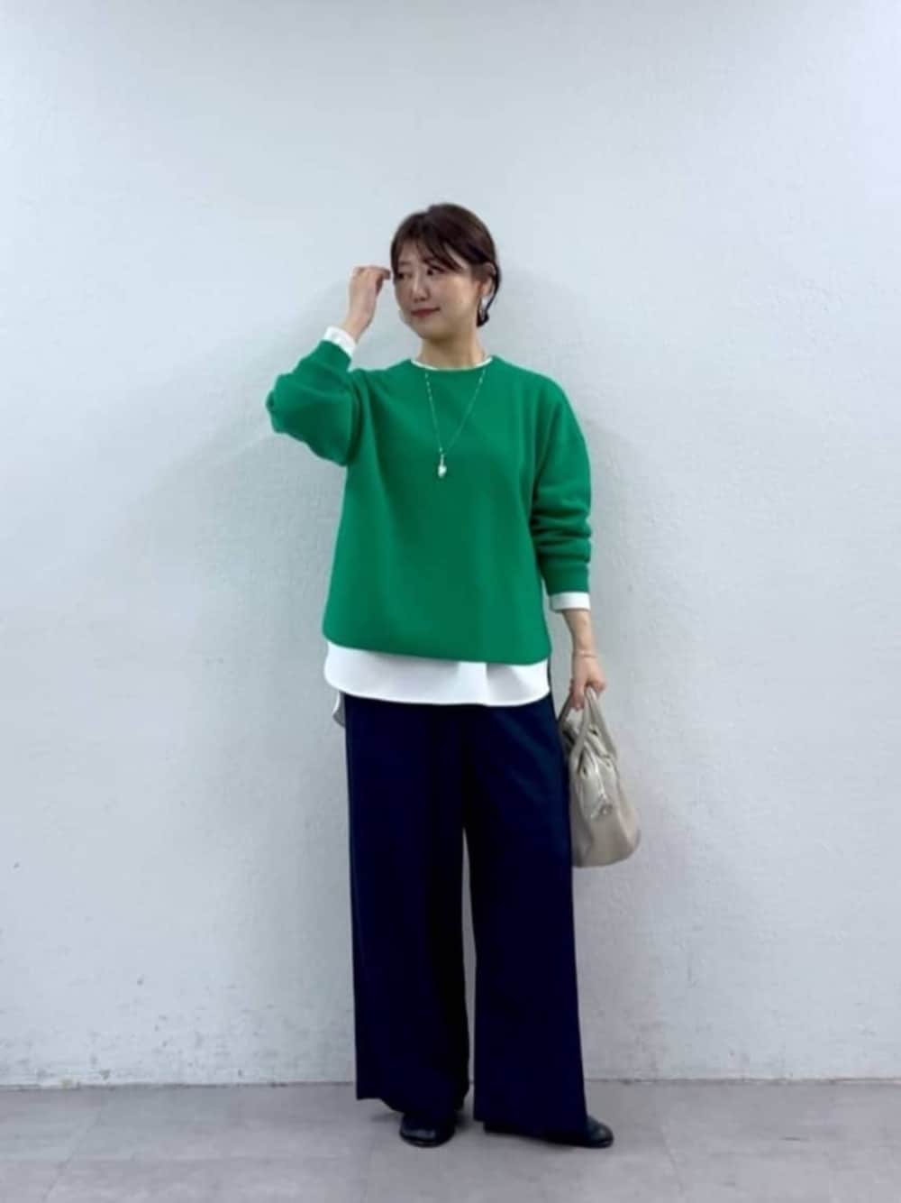 ブルー系のその他パンツ、グリーン系のニット/セーターを着用したレディースの秋コーディネートの1枚目の写真