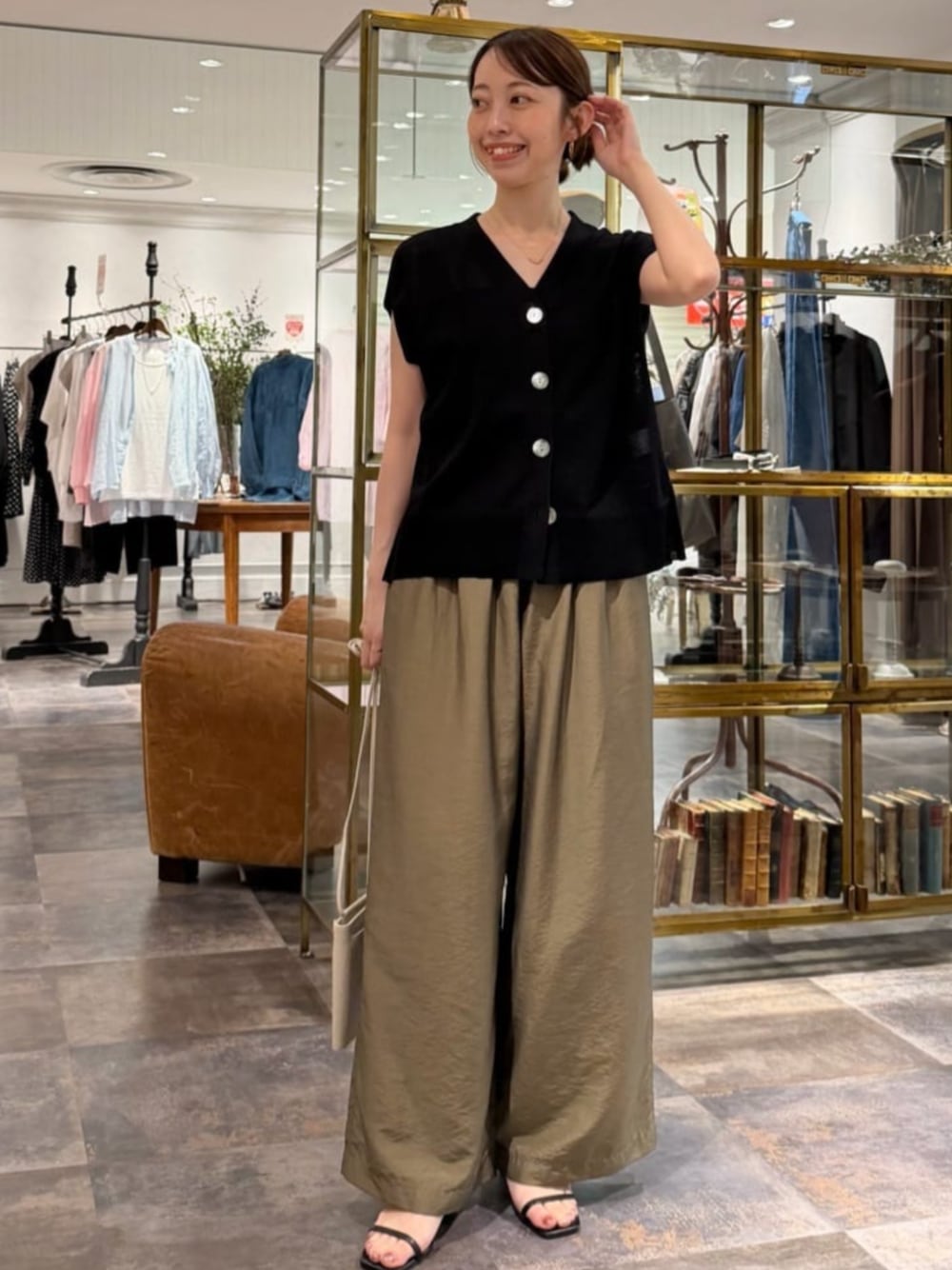 グリーン系のその他パンツ、ブラック系のカーディガン/ボレロを着用したレディースの春コーディネートの1枚目の写真