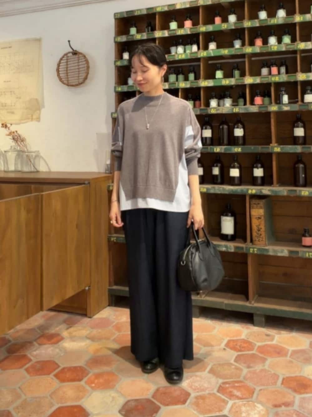 ブルー系のその他パンツ、グレー系のニット/セーターを着用したレディースの秋コーディネートの1枚目の写真