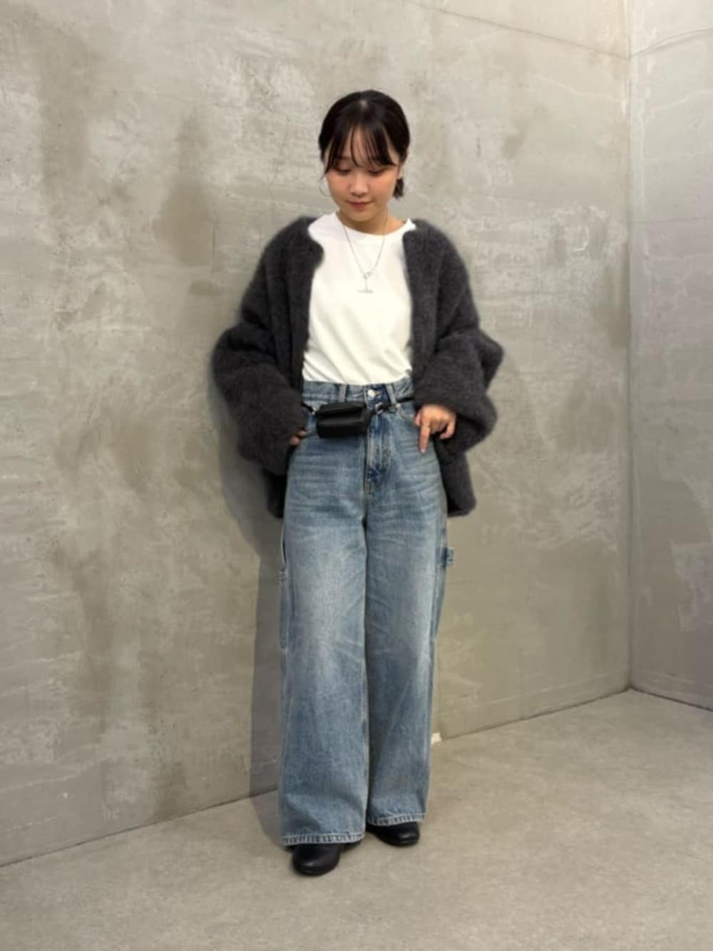 グレー系のその他アウター、ホワイト系のシャツ/ブラウス、ブルー系のデニムパンツを着用したレディースの夏コーディネートの1枚目の写真