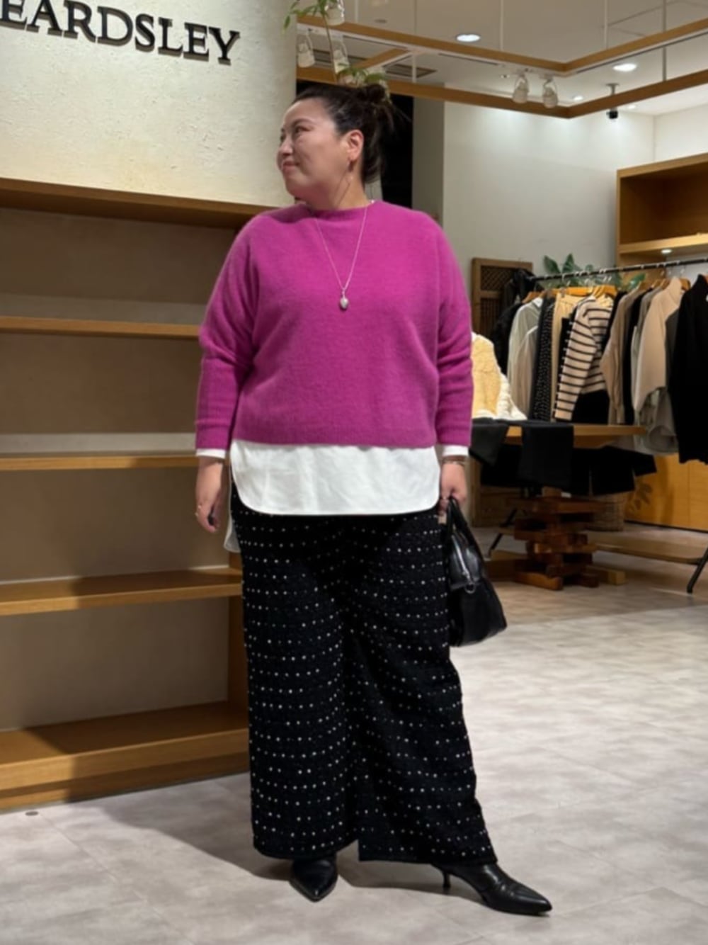 ブラック系のその他パンツ、ホワイト系のシャツ/ブラウス、ピンク系のニット/セーターを着用したレディースの秋コーディネートの1枚目の写真