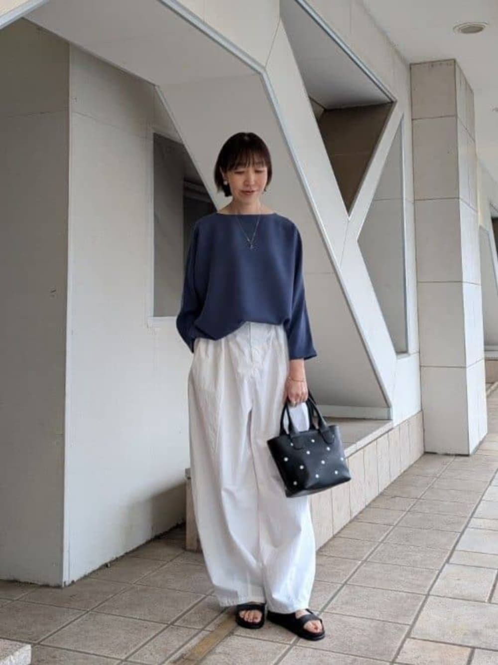 ブラック系のトートバッグ、ブルー系のシャツ/ブラウス、ホワイト系のその他パンツを着用したレディースの冬コーディネートの1枚目の写真