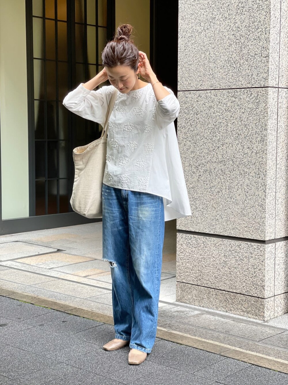 ホワイト系のシャツ/ブラウスを着用したレディースの夏コーディネートの1枚目の写真