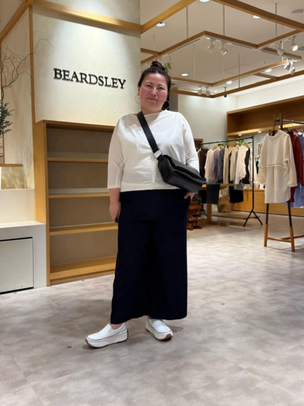 ブルー系のその他パンツ、ブラック系のショルダーバッグ、ホワイト系のシャツ/ブラウスを着用したレディースの春コーディネートの1枚目の写真